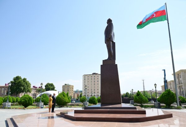 Президент Ильхам Алиев и Первая леди Мехрибан Алиева посетили памятник Общенациональному лидеру, установленный в центре города Нахчыван (ФОТО/ВИДЕО)