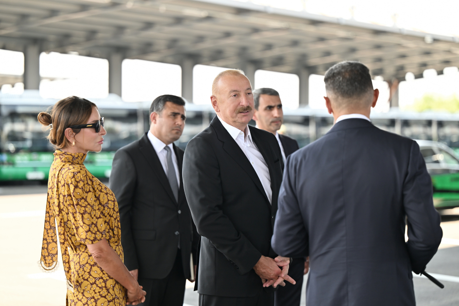 Президент Ильхам Алиев и Первая леди Мехрибан Алиева осмотрели новые электробусы и ознакомились с реконструкцией ж/д инфраструктуры в Нахчыване (ФОТО/ВИДЕО)