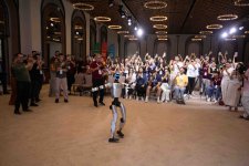 Шоу робота-гуманоида вызвало особый интерес у диаспорской молодежи (ФОТО)