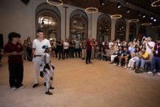 Шоу робота-гуманоида вызвало особый интерес у диаспорской молодежи (ФОТО)