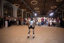 Шоу робота-гуманоида вызвало особый интерес у диаспорской молодежи (ФОТО)