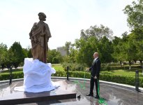 Президент Ильхам Алиев и Первая леди Мехрибан Алиева приняли участие в открытии памятника архитектору Аджеми Нахчывани в комплексе отдыха «Аджеми сейрангахы» в Нахчыване (ФОТО)