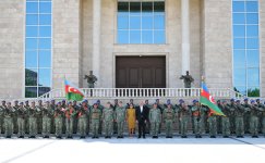 Президент Ильхам Алиев и Первая леди Мехрибан Алиева приняли участие в церемонии вручения боевых знамен вновь сформированным подразделениям командос Отдельной общевойсковой армии (ФОТО)