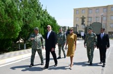 Президент Ильхам Алиев и Первая леди Мехрибан Алиева приняли участие в церемонии вручения боевых знамен вновь сформированным подразделениям командос Отдельной общевойсковой армии (ФОТО)