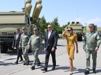 Президент Ильхам Алиев и Первая леди Мехрибан Алиева приняли участие в церемонии вручения боевых знамен вновь сформированным подразделениям командос Отдельной общевойсковой армии (ФОТО)