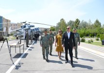 Президент Ильхам Алиев и Первая леди Мехрибан Алиева приняли участие в церемонии вручения боевых знамен вновь сформированным подразделениям командос Отдельной общевойсковой армии (ФОТО)