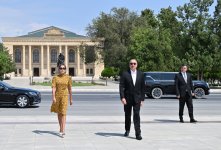 Президент Ильхам Алиев и Первая леди Мехрибан Алиева посетили памятник Общенациональному лидеру, установленный в центре города Нахчыван (ФОТО/ВИДЕО)