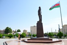 Президент Ильхам Алиев и Первая леди Мехрибан Алиева посетили памятник Общенациональному лидеру, установленный в центре города Нахчыван (ФОТО/ВИДЕО)