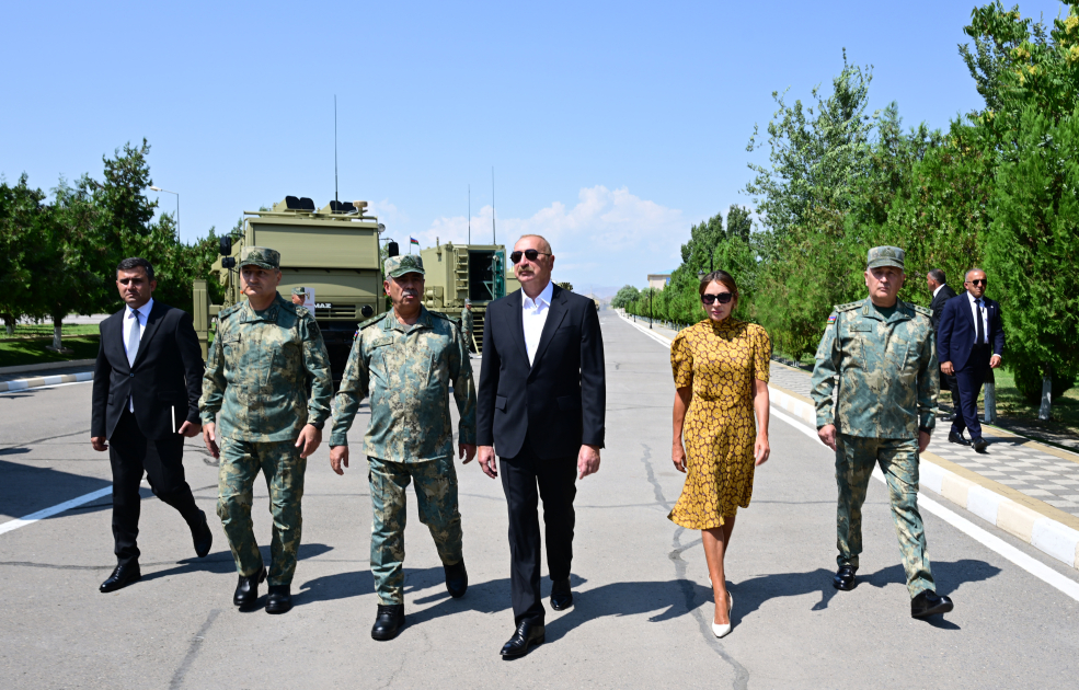Президент Ильхам Алиев и Первая леди Мехрибан Алиева приняли участие в церемонии вручения боевых знамен вновь сформированным подразделениям командос Отдельной общевойсковой армии (ФОТО)