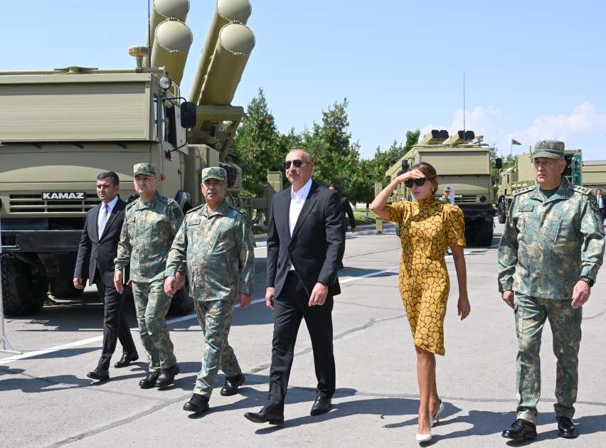 Президент Ильхам Алиев и Первая леди Мехрибан Алиева приняли участие в церемонии вручения боевых знамен вновь сформированным подразделениям командос Отдельной общевойсковой армии (ФОТО)