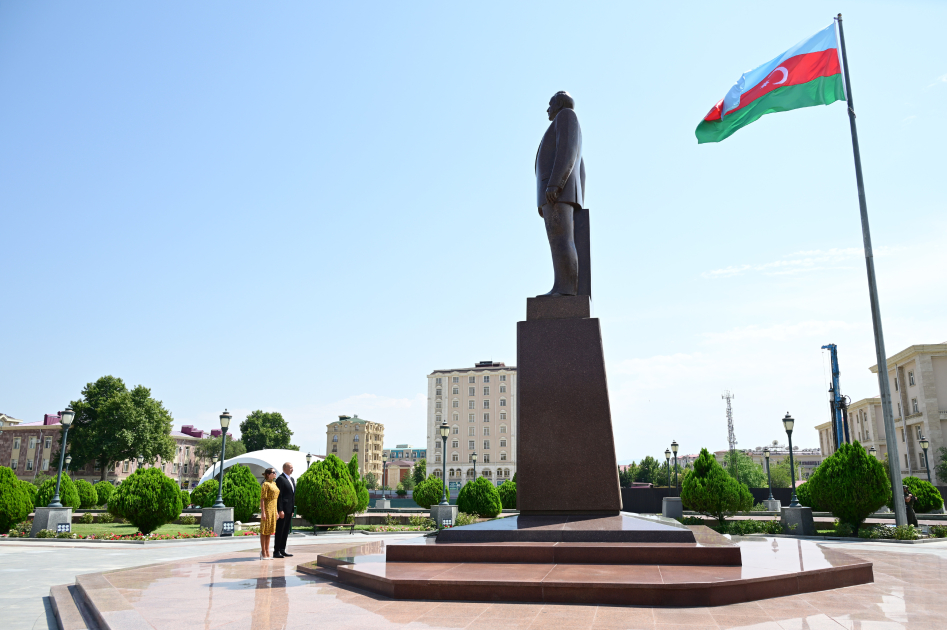 Президент Ильхам Алиев и Первая леди Мехрибан Алиева посетили памятник Общенациональному лидеру, установленный в центре города Нахчыван (ФОТО/ВИДЕО)