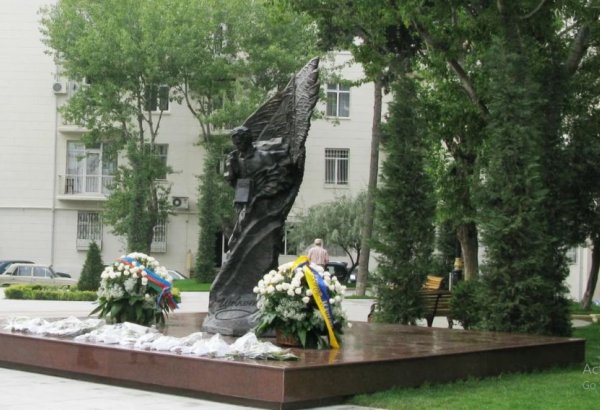 Площадь в Баку, где установлен памятник Тарасу Шевченко, получила имя поэта