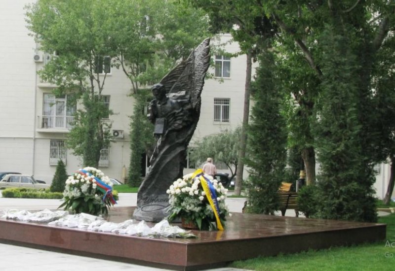 Площадь в Баку, где установлен памятник Тарасу Шевченко, получила имя поэта