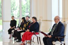 Президент Ильхам Алиев принял верительные грамоты новоназначенного посла Великобритании в Азербайджане (ФОТО)