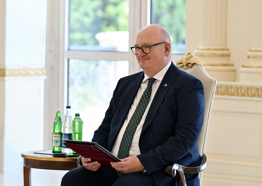Президент Ильхам Алиев принял верительные грамоты новоназначенного посла Великобритании в Азербайджане (ФОТО)
