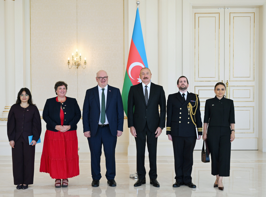 Президент Ильхам Алиев принял верительные грамоты новоназначенного посла Великобритании в Азербайджане (ФОТО)