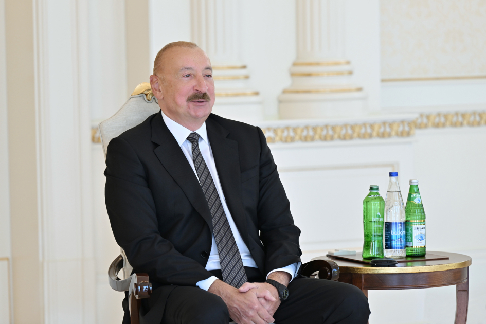Президент Ильхам Алиев принял верительные грамоты новоназначенного посла Великобритании в Азербайджане (ФОТО)