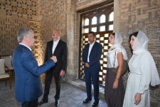 Президенты и первые леди Азербайджана и Узбекистана ознакомились с Мавзолеем Исмаила Самани в Бухаре (ФОТО/ВИДЕО)