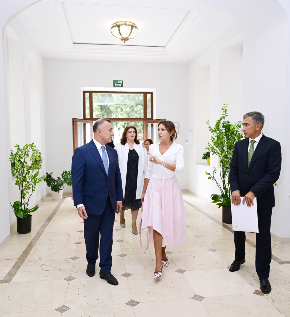Первый вице-президент Мехрибан Алиева, ее дочери Лейла Алиева и Арзу Алиева посетили Научно-исследовательский институт педиатрии (ФОТО)