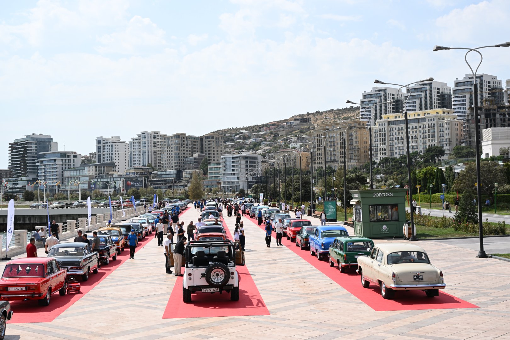 На бульваре проходит выставка классических автомобилей (ФОТО)