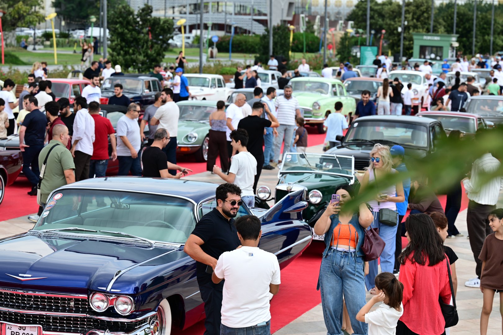 На бульваре проходит выставка классических автомобилей (ФОТО)