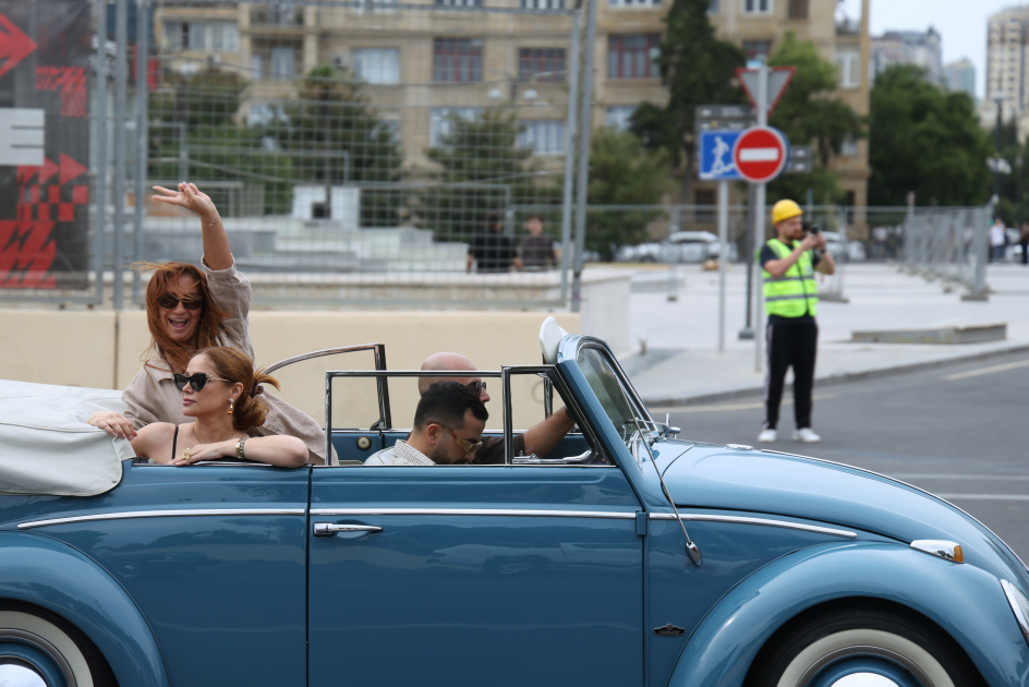 Вице-президент Фонда Гейдара Алиева Лейла Алиева и Арзу Алиева посмотрели выставку и автопробег классических автомобилей (ФОТО)