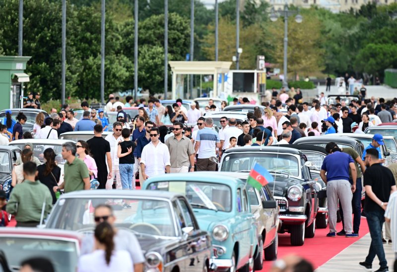 На бульваре проходит выставка классических автомобилей (ФОТО)