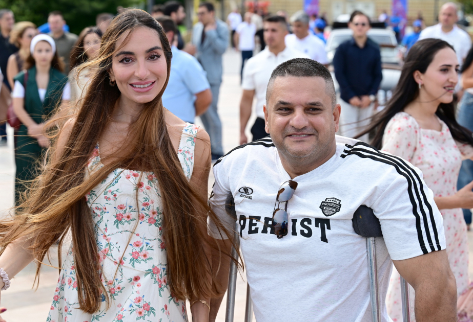 Вице-президент Фонда Гейдара Алиева Лейла Алиева и Арзу Алиева посмотрели выставку и автопробег классических автомобилей (ФОТО)