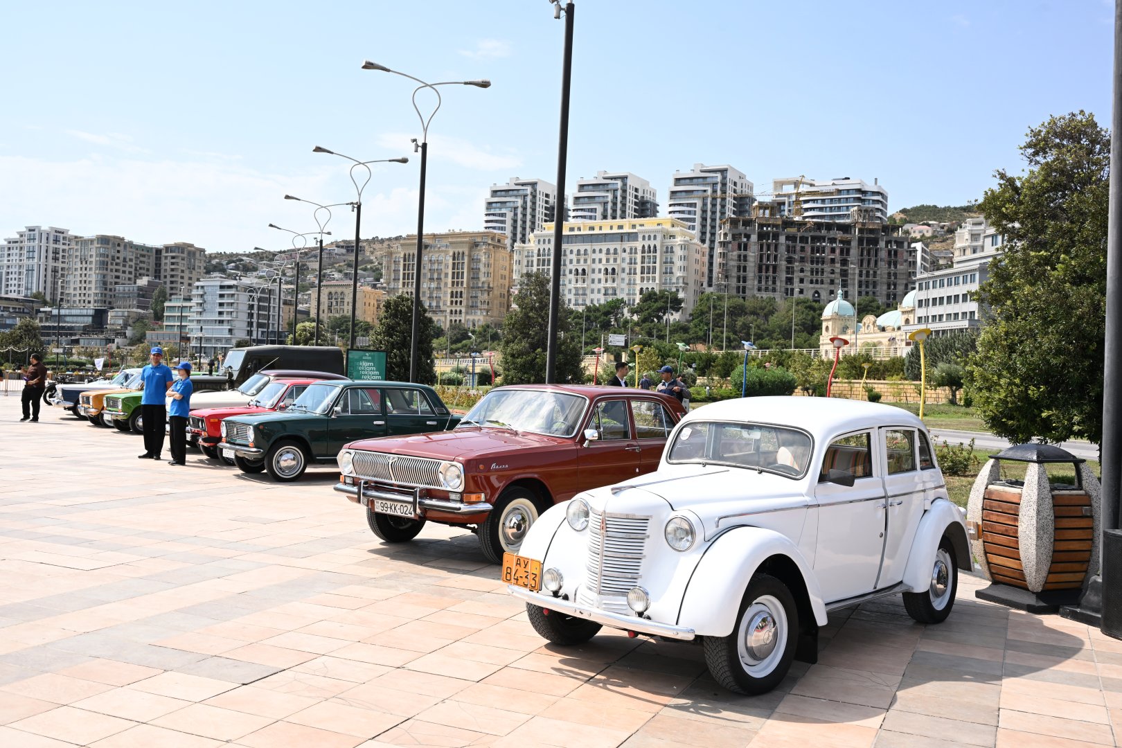На бульваре проходит выставка классических автомобилей (ФОТО)