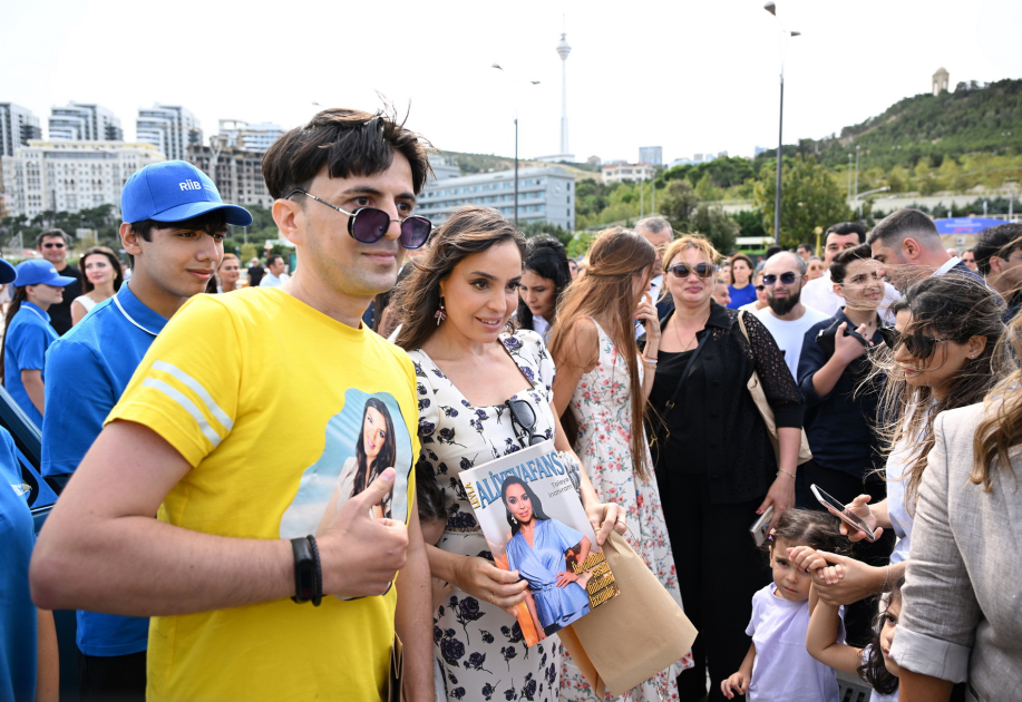 Вице-президент Фонда Гейдара Алиева Лейла Алиева и Арзу Алиева посмотрели выставку и автопробег классических автомобилей (ФОТО)