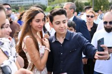 Вице-президент Фонда Гейдара Алиева Лейла Алиева и Арзу Алиева посмотрели выставку и автопробег классических автомобилей (ФОТО)