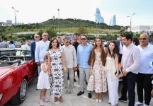 Вице-президент Фонда Гейдара Алиева Лейла Алиева и Арзу Алиева посмотрели выставку и автопробег классических автомобилей (ФОТО)