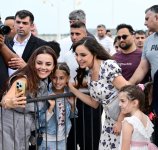 Вице-президент Фонда Гейдара Алиева Лейла Алиева и Арзу Алиева посмотрели выставку и автопробег классических автомобилей (ФОТО)