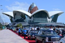 На бульваре проходит выставка классических автомобилей (ФОТО)