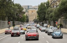 Вице-президент Фонда Гейдара Алиева Лейла Алиева и Арзу Алиева посмотрели выставку и автопробег классических автомобилей (ФОТО)