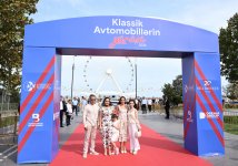 Вице-президент Фонда Гейдара Алиева Лейла Алиева и Арзу Алиева посмотрели выставку и автопробег классических автомобилей (ФОТО)