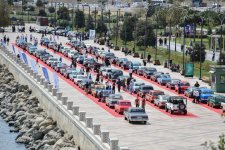 Вице-президент Фонда Гейдара Алиева Лейла Алиева и Арзу Алиева посмотрели выставку и автопробег классических автомобилей (ФОТО)