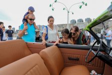 Вице-президент Фонда Гейдара Алиева Лейла Алиева и Арзу Алиева посмотрели выставку и автопробег классических автомобилей (ФОТО)