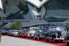Вице-президент Фонда Гейдара Алиева Лейла Алиева и Арзу Алиева посмотрели выставку и автопробег классических автомобилей (ФОТО)