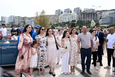 Вице-президент Фонда Гейдара Алиева Лейла Алиева и Арзу Алиева посмотрели выставку и автопробег классических автомобилей (ФОТО)