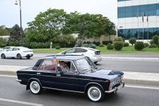 Вице-президент Фонда Гейдара Алиева Лейла Алиева и Арзу Алиева посмотрели выставку и автопробег классических автомобилей (ФОТО)