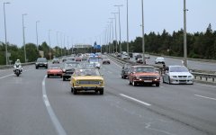 Вице-президент Фонда Гейдара Алиева Лейла Алиева и Арзу Алиева посмотрели выставку и автопробег классических автомобилей (ФОТО)
