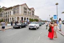 Вице-президент Фонда Гейдара Алиева Лейла Алиева и Арзу Алиева посмотрели выставку и автопробег классических автомобилей (ФОТО)