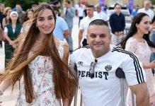 Вице-президент Фонда Гейдара Алиева Лейла Алиева и Арзу Алиева посмотрели выставку и автопробег классических автомобилей (ФОТО)