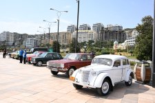 На бульваре проходит выставка классических автомобилей (ФОТО)
