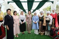 Первая леди Мехрибан Алиева ознакомилась с выставкой изделий мастеров декоративно-прикладного искусства в Бишкеке (ФОТО)