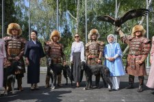 Первая леди Мехрибан Алиева ознакомилась с выставкой изделий мастеров декоративно-прикладного искусства в Бишкеке (ФОТО)