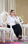 Первая леди Мехрибан Алиева ознакомилась с выставкой изделий мастеров декоративно-прикладного искусства в Бишкеке (ФОТО)
