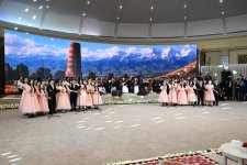 Первая леди Мехрибан Алиева ознакомилась с выставкой изделий мастеров декоративно-прикладного искусства в Бишкеке (ФОТО)