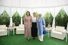 Первая леди Мехрибан Алиева ознакомилась с выставкой изделий мастеров декоративно-прикладного искусства в Бишкеке (ФОТО)